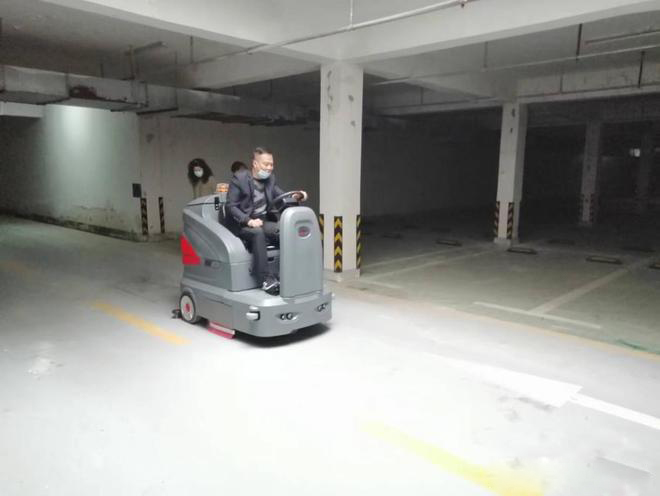 铜梁小区物业保洁不用人力改用驾驶式洗地机了